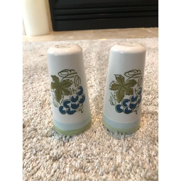 Grape and Leaves Themed Cream Colored Salt and Pepper Shakers - Picture 1 of 8